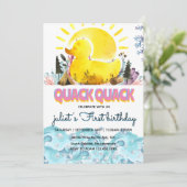 Schattige geel 1e rubber eend verjaardagsuitnodigi kaart (Staand voorkant)