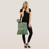 Schattige Geel Blauw en Groen Uilenpatroon Tote Bag (Op model)