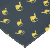 Schattige geel dinosauruspatroon op blauw tafelkleed (Gekanteld)