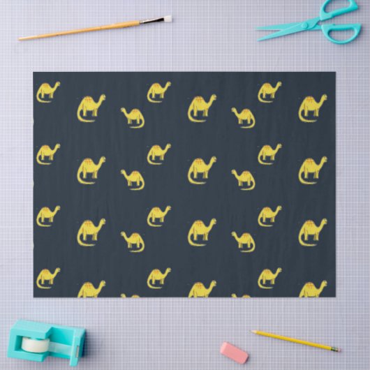 Schattige geel dinosauruspatroon op blauw tissuepapier (Craft)