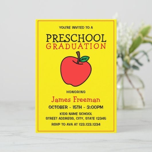 Schattige Geel Kind Kindergarten Afstuderen Uitnod Kaart (Staand voorkant)