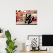 Schattige Gehaakte Stinkdier bij Retro Diner Poster (Thuiskantoor)