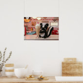Schattige Gehaakte Stinkdier bij Retro Diner Poster (Keuken)