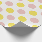 Schattige Gele en Roze Stippen Cadeaupapier (Hoek)
