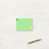 Schattige gelukkige citroen op groen post-it® notes (Op bureau)