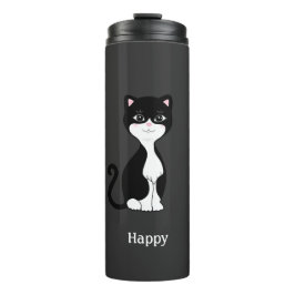 Schattige gelukkige tuxedo kat op bijna zwart thermosbeker