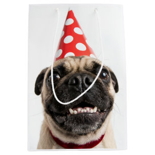 Schattige Gelukkige Verjaardag Mops in Rode Feesth Medium Cadeauzakje