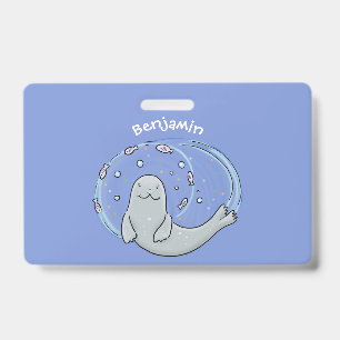Schattige gelukkige zeehond en vis blauwe cartoon badge