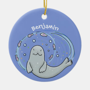Schattige gelukkige zeehond en vis blauwe cartoon keramisch ornament