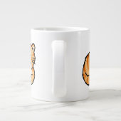 schattige gember en witte kat grote koffiekop (Achterkant)