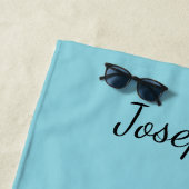 Schattige Gentoo-pinguïn met een kerstmuts op een  Strandlaken (In situ)