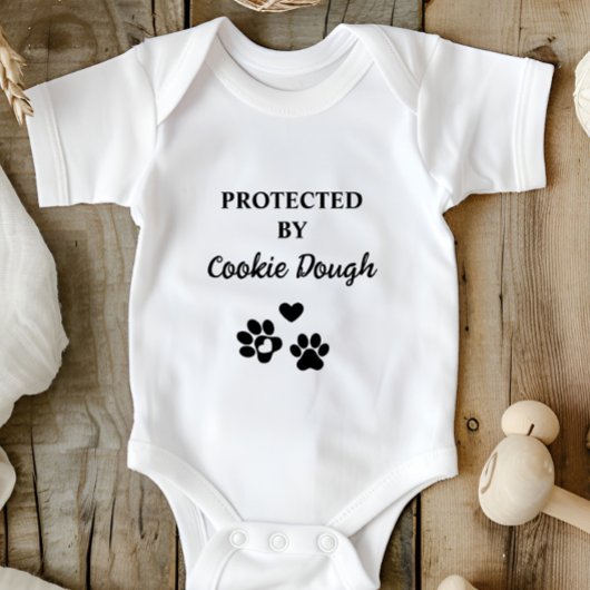 Schattige gepersonaliseerd beschermd door hond