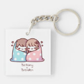 Schattige gepersonaliseerd chibi-stijl knuffelpaar sleutelhanger (Achterkant)