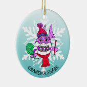 Schattige gepersonaliseerde Grandma Shark en Snowf Keramisch Ornament (Rechts)