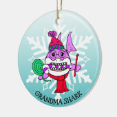 Schattige gepersonaliseerde Grandma Shark en Snowf Keramisch Ornament (Links)
