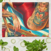 Schattige getatoeëerd zwempak pin-up theedoek (Gevouwen)