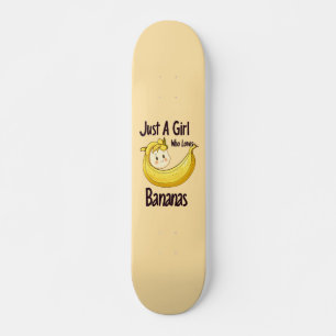 Schattige gewoon een meisje dat houdt van bananen  persoonlijk skateboard