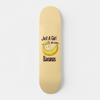 Schattige gewoon een meisje dat houdt van bananen persoonlijk skateboard