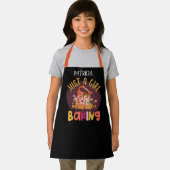 Schattige gewoon meisje houdt van bakken voeg naam schort (Insitu)