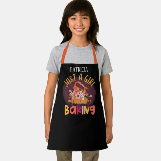 Schattige gewoon meisje houdt van bakken voeg naam schort (Insitu)
