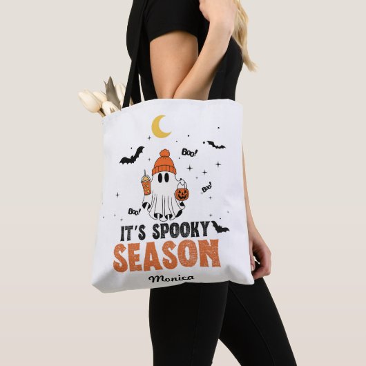 Schattige Ghost It's' Spooky Season aangekondigd Tote Bag (Dichtbij)