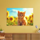 Schattige Ginger Kitten op het gebied van zonneblo Canvas Afdruk (Insitu (Woonkamer))