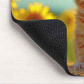 Schattige Ginger Kitten op het gebied van zonneblo Muismat (Hoek)