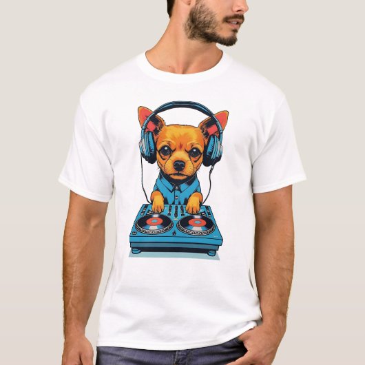 Schattige Ginger Small Dog DJing met hoofdtelefoon T-shirt (Voorkant)