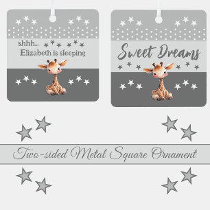 Schattige giraaf shhh voeg naam toe slaapt grijs metalen ornament