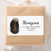 Schattige glimlende Otter in het meer Etiket (Insitu)