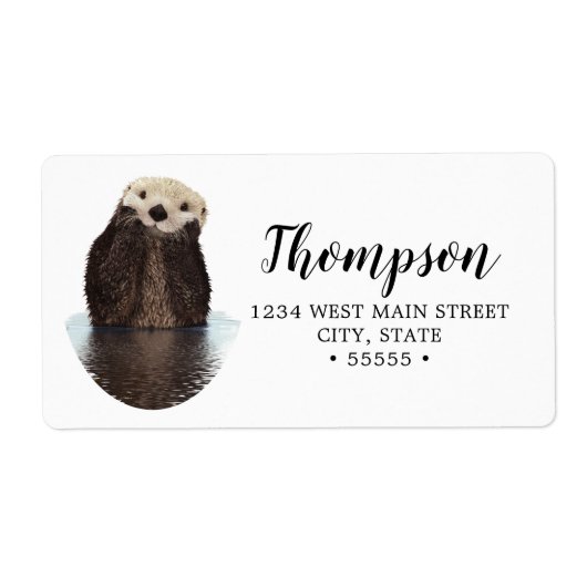 Schattige glimlende Otter in het meer Etiket (Voorkant)