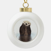 Schattige glimlende Otter in het meer Keramische Bal Ornament (Voorkant)