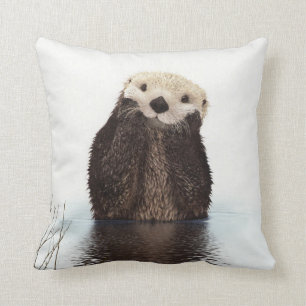 Schattige glimlende Otter in het meer Kussen