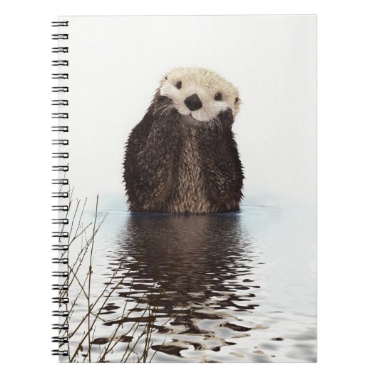 Schattige glimlende Otter in het meer Notitieboek (Voorkant)
