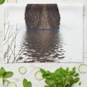 Schattige glimlende Otter in het meer Theedoek (Gevouwen)