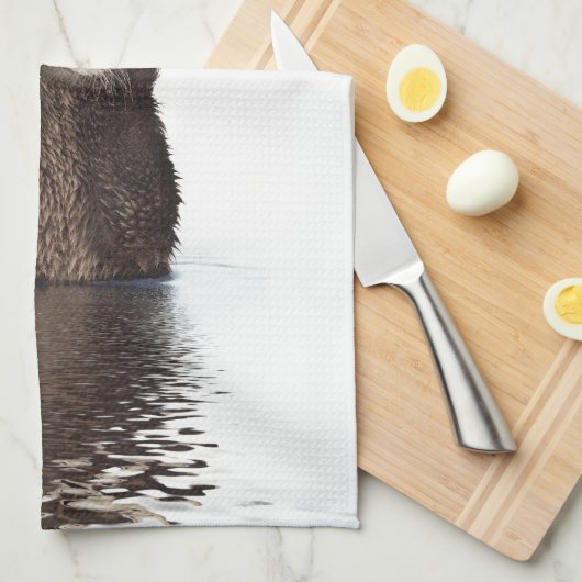 Schattige glimlende Otter in het meer Theedoek (Quarter Fold)