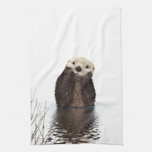 Schattige glimlende Otter in het meer Theedoek