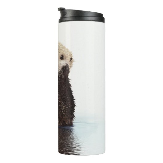Schattige glimlende Otter in het meer Thermosbeker (Geroteerd rechts)