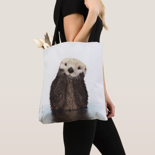 Schattige glimlende Otter in het meer Tote Bag (Dichtbij)