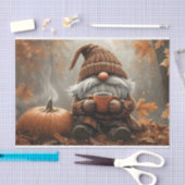 Schattige Gnome met Hot Cocoa naast een pompoen Tissuepapier (Craft)