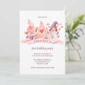 Schattige Gnome Roze Eerste Verjaardagsfeestje Kaart (Staand voorkant)