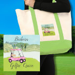 Schattige Golfscène Roze Winkelwagen Naam Golfin'  Tote Bag<br><div class="desc">Een vleugje golf humor voor de vriendin in je leven, die het leuk zal vinden om deze te spelen — een leuke golfkar voor de golfliefhebber die graag in stijl speelt — of gewoon graag speelt — gepersonaliseerd met voornaam. Of neem er een voor jezelf en vertel je verhaal. Kan...</div>