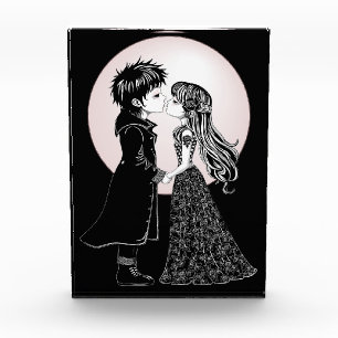 Schattige goth emo-kinderen zoenen op Valentijnsda Fotoblokken