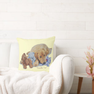schattige gouden puppy die teddy beren bedekt kussen