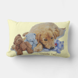 schattige gouden puppy die teddy beren bedekt kussen