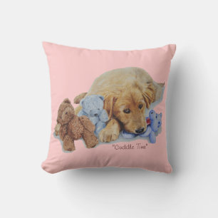 schattige gouden puppy die teddy beren beuzelt kussen