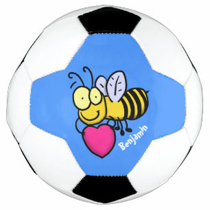 Schattige grappige bij met hart cartoonillustratie voetbal