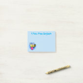 Schattige grappige bij met hart tekenfilmillustrat post-it® notes (Op bureau)