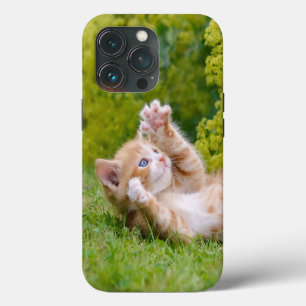 Schattige grappige kat kitten speelt in een bloemr iPhone 13 pro hoesje
