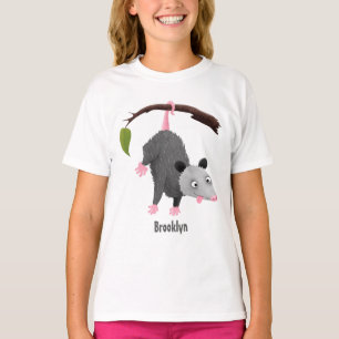 Schattige grappige opossum hangend aan tak cartoon t-shirt